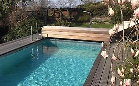 Aussichtszimmer Mit Modernem Glasbad Und Balkon